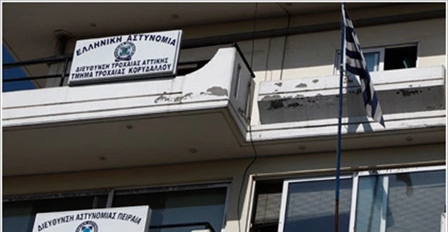 Απίστευτο βίντεο: Πολίτης ψάχνει απεγνωσμένα βοήθεια στο… «άδειο» αστυνομικό τμήμα του Κορυδαλλού